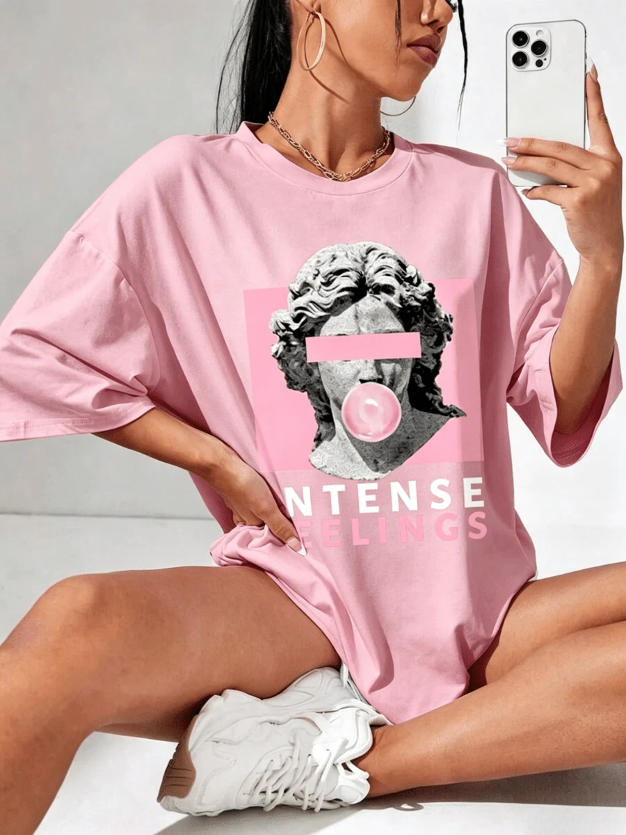 T-Shirt With Sculpture Graphic And Lettering, Off-The-Shoulder Graphic Blouses For Women, Summer Blouses For Women - 粉色 - 查看 1