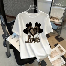 Playera blanca para mujer con estampado de corazones Love animal print, manga corta cuello redondo, camiseta casual romántica para diario y verano - Blanco - Ver 1
