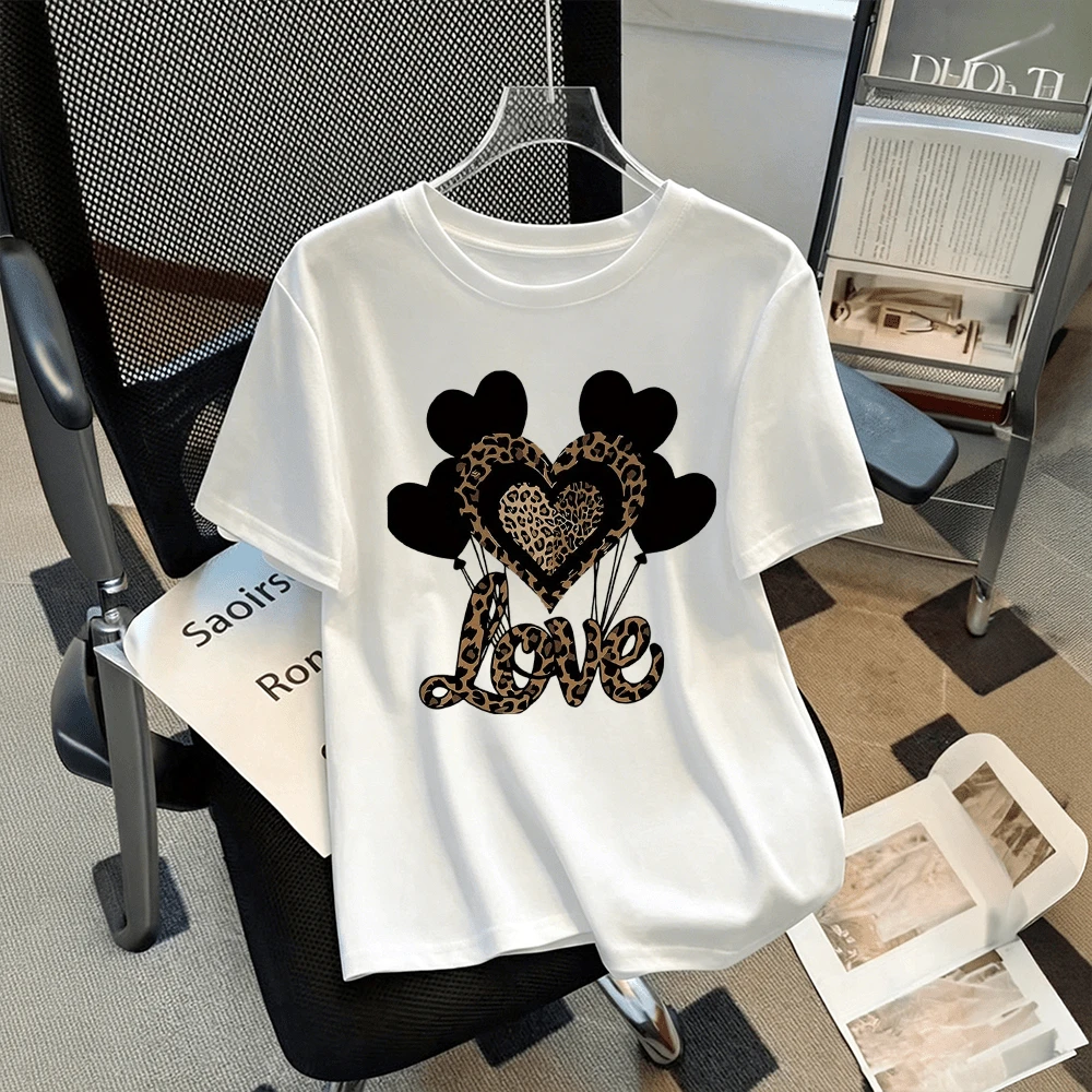 Playera blanca para mujer con estampado de corazones Love animal print, manga corta cuello redondo, camiseta casual romántica para diario y verano - Blanco - Ver 1