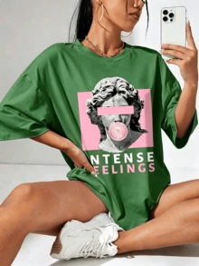 T-Shirt With Sculpture Graphic And Lettering, Off-The-Shoulder Graphic Blouses For Women, Summer Blouses For Women - 綠色 - 查看 1