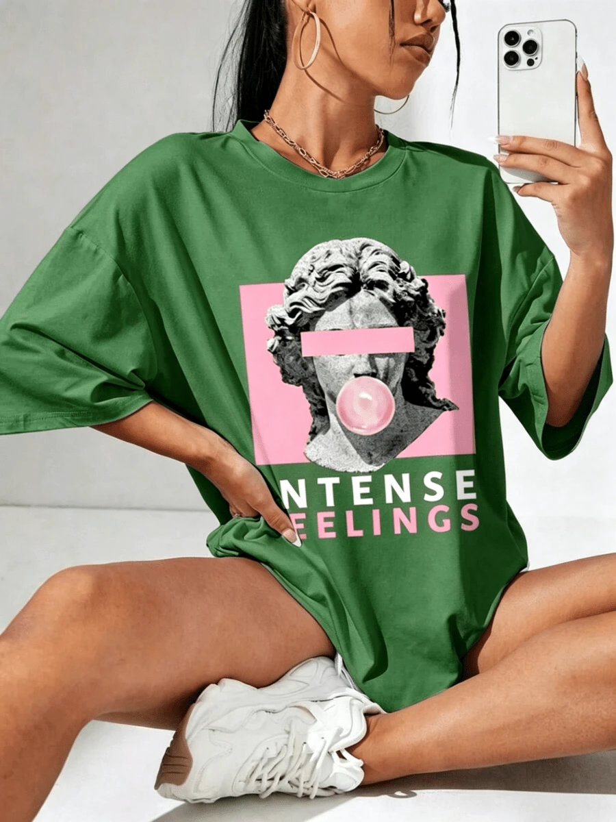 T-Shirt With Sculpture Graphic And Lettering, Off-The-Shoulder Graphic Blouses For Women, Summer Blouses For Women - 綠色 - 查看 1