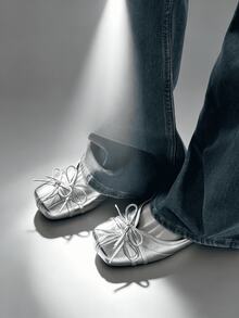 1 Pair 35-40 Size Silver & Black Pleated Bow Flat Shoes, Square Toe Split Toe Stitching Soft Leather Granny Shoes, French Vintage Ballet Style Non-Slip Soft Sole Low Vamp Driving Loafers, Suitable For Commuting, Daily Outings, Dating And Shopping, All-Season Versatile Women's Casual Soft Sole Ballet Shoes - Silver - View 1