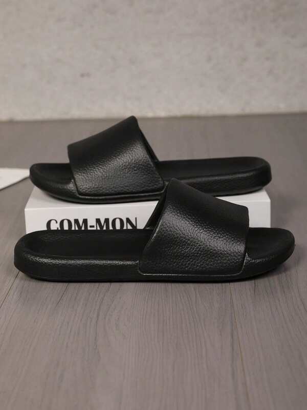 Sandal Rumah Minimalis Pria untuk Musim Panas, Cocok untuk di Rumah dan Kamar Mandi, Warna Hitam, Modis, Anti Selip, dan untuk di Luar Ruangan.