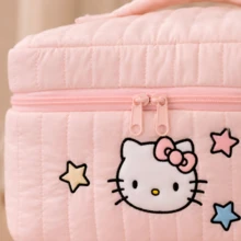 MINISO Sanrio Hello Kitty 絎縫化妝包，可愛大容量化妝收納袋附手把，便攜旅行盥洗用品收納袋，適用日常化妝收納、宿舍、梳妝台、度假、返校禮物 - 彩色 - 查看 5