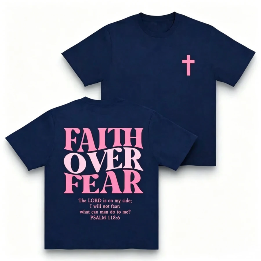 Unisex-T-Shirt "Glaube statt Angst" – Schwarzes Kurzarm-T-Shirt mit Rundhalsausschnitt, rosa Kreuz und Bibelvers aus Psalm 118,6 – Christliches Streetwear-Top für Damen und Herren, ideal für Sommerfestivals - marineblau - Übersicht 1