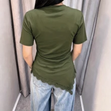 女款撞色蕾絲飾邊純色不對稱T恤，休閒返校風，春夏款 - 綠色 - 查看 2