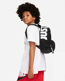 Nike Brasilia JDI 兒童背包，緊湊且高效的日常活動收納空間 - 黑色 - 查看 2