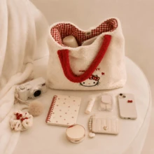 MINISO Sanrio Hello Kitty 毛絨托特包 可愛動漫羊羔絨女款手提包 返校季日常通勤 化妝收納收納袋 好友禮物 - 米色 - 查看 3