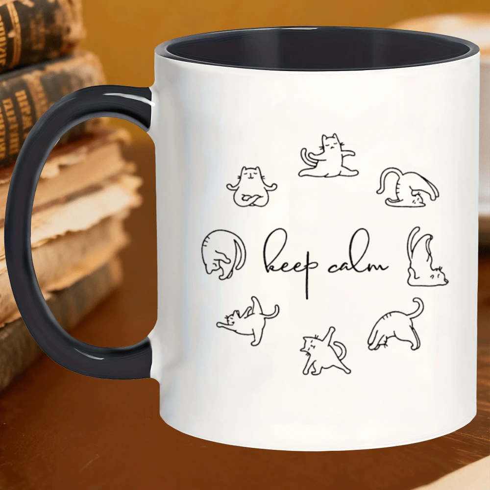 Esta taza presenta un diseño de gatos practicando yoga ofreciendo una estética relajada y tranquilizadora. Una taza de cerámica minimalista perfecta para café o té es una opción de regalo elegante y asequible. - Negro - Ver 1