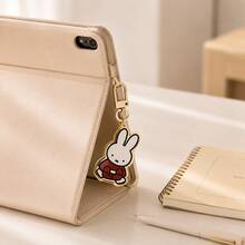 MIFFY سلاسل مفاتيح ميفي الرسمية المعتمدة متعددة، إكسسوارات حقيبة، مزيج من الخرز + القماش + الأكريليك لتزيين الحقيبة، ديكور يومي محمول، مناسب للحقائب والمفاتيح والهواتف، للبالغين فقط، 14+ - حقيبة مفاجأة بقلادة مركبة - مشاهدة 6