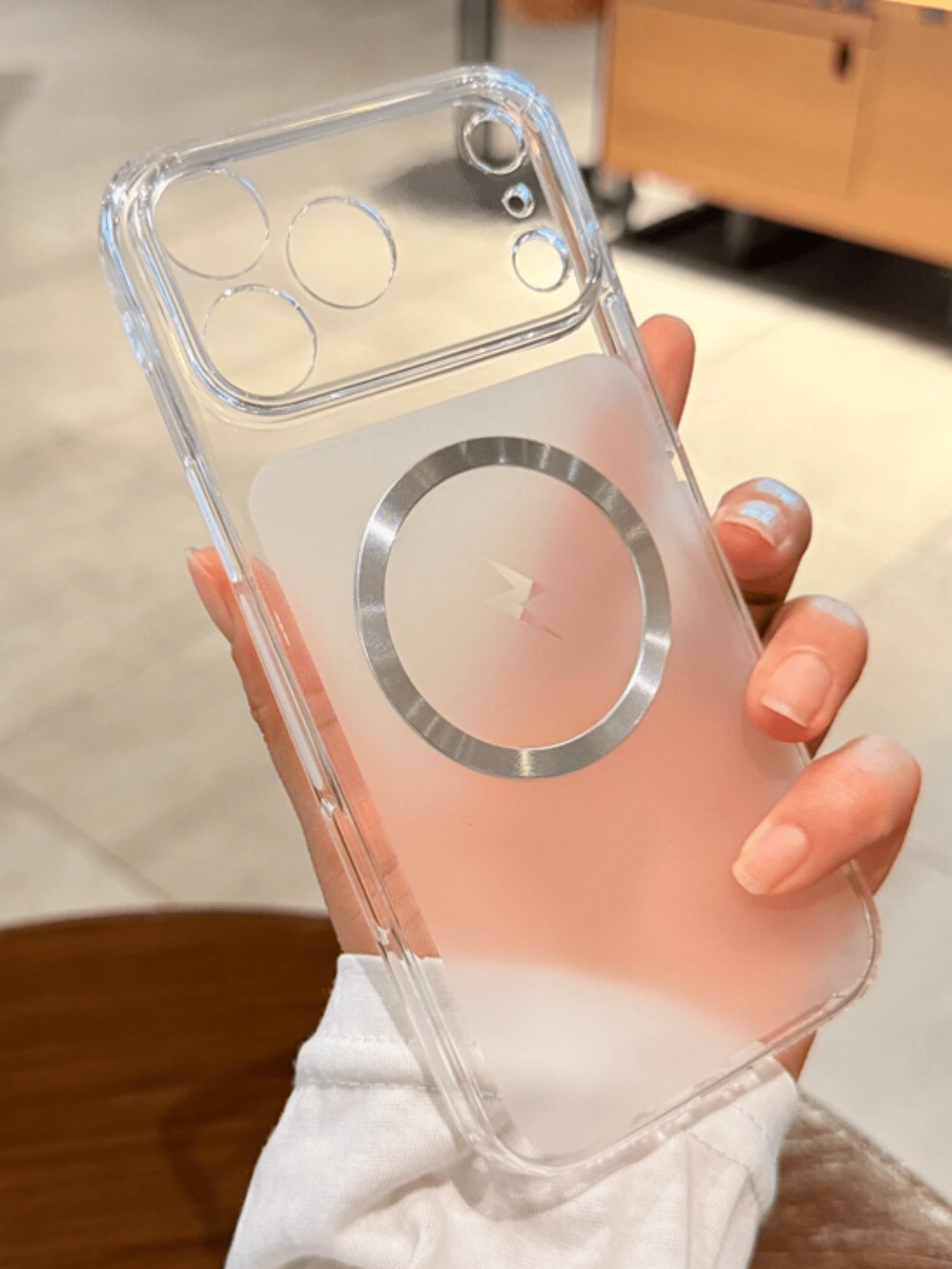 奢華霧面散熱磁吸無線充電手機殼,相容 iPhone 17Pro Max 16 15 14 13 Pro Max,半透明防震保護緩衝套 - 透白 - 查看 1