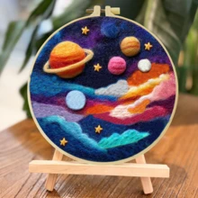 初學者針氈套裝,9款平面設計由簡單到複雜:花卉、風景、星空,適合新手與熟練手工藝者,含泡沫墊、氈毛、繡框與指南,DIY羊毛繪畫套組,居家裝飾飾品,20x20cm/7.87in,送禮佳品 - 20X20cm - 查看 17