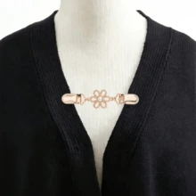 2/3/4Pcs New Vintage Pearl Sweater Clips, Classic Women's Floral Shawl Cardigan Scarf Clips, Waist Fixing Buckle - Multicolor - View 2