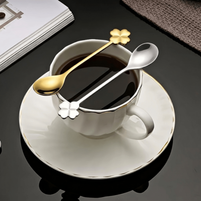 1 pezzo/2pezzi/4pezzi/6pezzi Cucchiaio in acciaio inossidabile 304 a forma di quadrifoglio portafortuna, cucchiaio creativo per mescolare il caffè, cucchiaio da dessert, torta e piccola zuppa, stoviglie per il tè pomeridiano. Regalo di San Valentino/Natale/Ringraziamento/Festa della Mamma/Festa del Papà/Giorno della Corona (Argento/Oro)