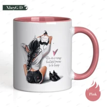 Taza de café de cerámica con estampado de chica a la moda y una hermosa cita para ser feliz. Taza minimalista y estética, ideal como regalo de cumpleaños asequible. - Rosa - Ver 5
