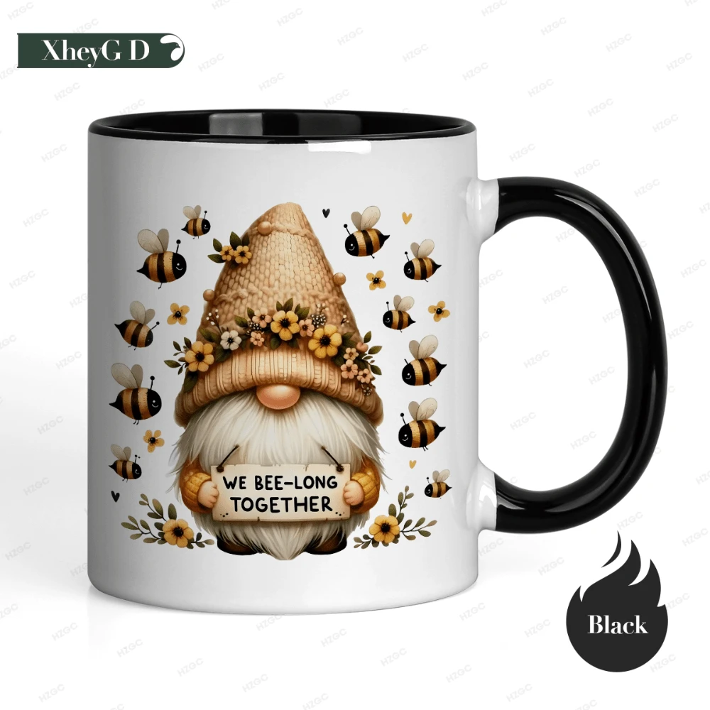 Taza de cerámica con diseño de gnomo abeja y sombrero floral. Taza original "We BeeLong Together" para el hogar y la oficina. Diseño minimalista y estético. Apta para lavavajillas. - Negro - Ver 1