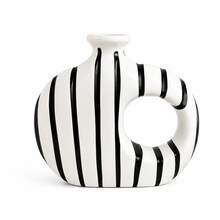 Jarrón de resina con diseño de donut hueco a rayas negras y blancas, estilo nórdico minimalista moderno, diseño asimétrico con agujero redondo hueco, contenedor de doble uso para flores secas y botella difusora de aromaterapia, 2 tamaños, adecuado para decoración de sala de estar y regalo de inauguración de casa - Frasco de aromaterapia a rayas blancas y negras - Ver 11