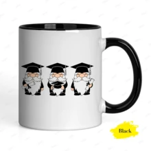 Esta taza de cerámica con estampado de lindos gnomos de graduación, birrete y diploma es un regalo de cumpleaños asequible y una taza apta para lavavajillas para que los estudiantes celebren su graduación con esta original taza de estilo minimalista. - Negro - Ver 5