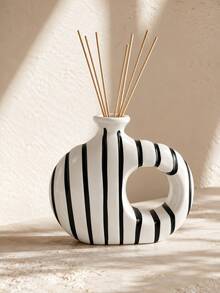 Jarrón de resina con diseño de donut hueco a rayas negras y blancas, estilo nórdico minimalista moderno, diseño asimétrico con agujero redondo hueco, contenedor de doble uso para flores secas y botella difusora de aromaterapia, 2 tamaños, adecuado para decoración de sala de estar y regalo de inauguración de casa - Frasco de aromaterapia a rayas blancas y negras - Ver 3