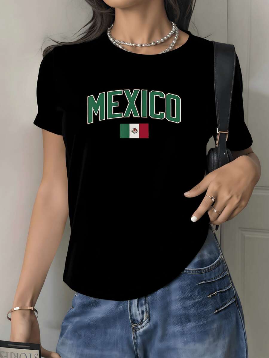 La imagen muestra la palabra MEXICO acompa? por la bandera nacional simbolizando orgullo identidad y amor por la cultura mexicana camiseta de mujer 100% algodón suave y cómoda ideal para uso - Negro - Ver 1