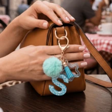 Llavero de letra A-Z con pompones rosa pastel, colgante de bolso y anillo de llaves elegante, accesorio festivo para bolso, regalo imprescindible para el Día de San Valentín/Cumpleaños/Año Nuevo - Turquesa - Ver 3