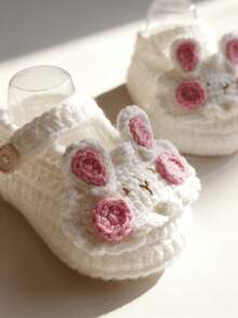 1 par de botas de ganchillo para bebé, diseño de conejo blanco con detalles en rosa, zapatos para bebé - Blanco - Ver 2