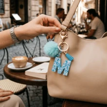 Llavero de letra A-Z con pompones rosa pastel, colgante de bolso y anillo de llaves elegante, accesorio festivo para bolso, regalo imprescindible para el Día de San Valentín/Cumpleaños/Año Nuevo - Turquesa - Ver 4
