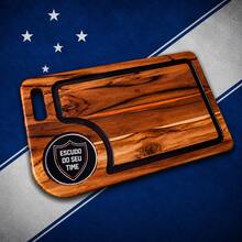 Tábua de Churrasco de Madeira Resinada com Escudo do Seu Time 50x30cm | Tábua de Carne em Madeira com Porta Molho e Canaletas - Azul e Branco - Visão 12