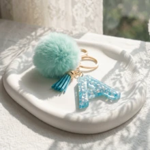 Llavero de letra A-Z con pompones rosa pastel, colgante de bolso y anillo de llaves elegante, accesorio festivo para bolso, regalo imprescindible para el Día de San Valentín/Cumpleaños/Año Nuevo - Turquesa - Ver 5