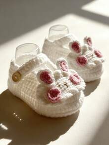 1 par de botas de ganchillo para bebé, diseño de conejo blanco con detalles en rosa, zapatos para bebé - Blanco - Ver 3