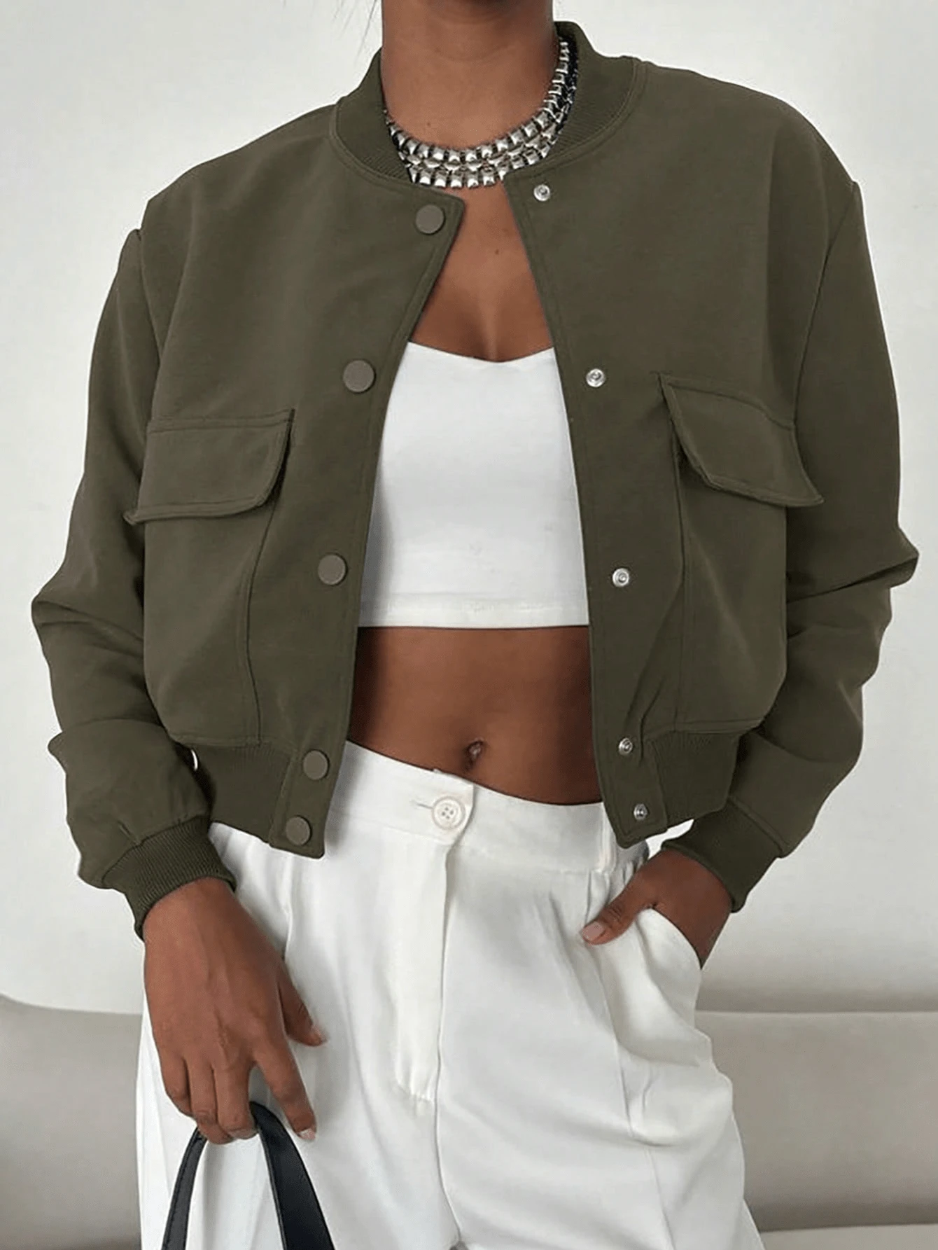 Apperloth A Women's Short Bomber Jacket, Flap Pockets, Button Front, Lightweight Loose Baseball Collar Coat - 軍綠色 - 查看 1