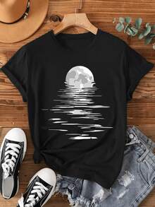 Luna llena brilla sobre aguas calmas reflejando paz y serenidad celestial en esta camiseta de mujer para lucir con gran encanto - Negro - Ver 1
