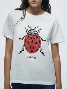 Mariquita roja que simboliza la suerte y la protección natural con brillo elegante camisetas de mujer casual moderna - Blanco - Ver 1
