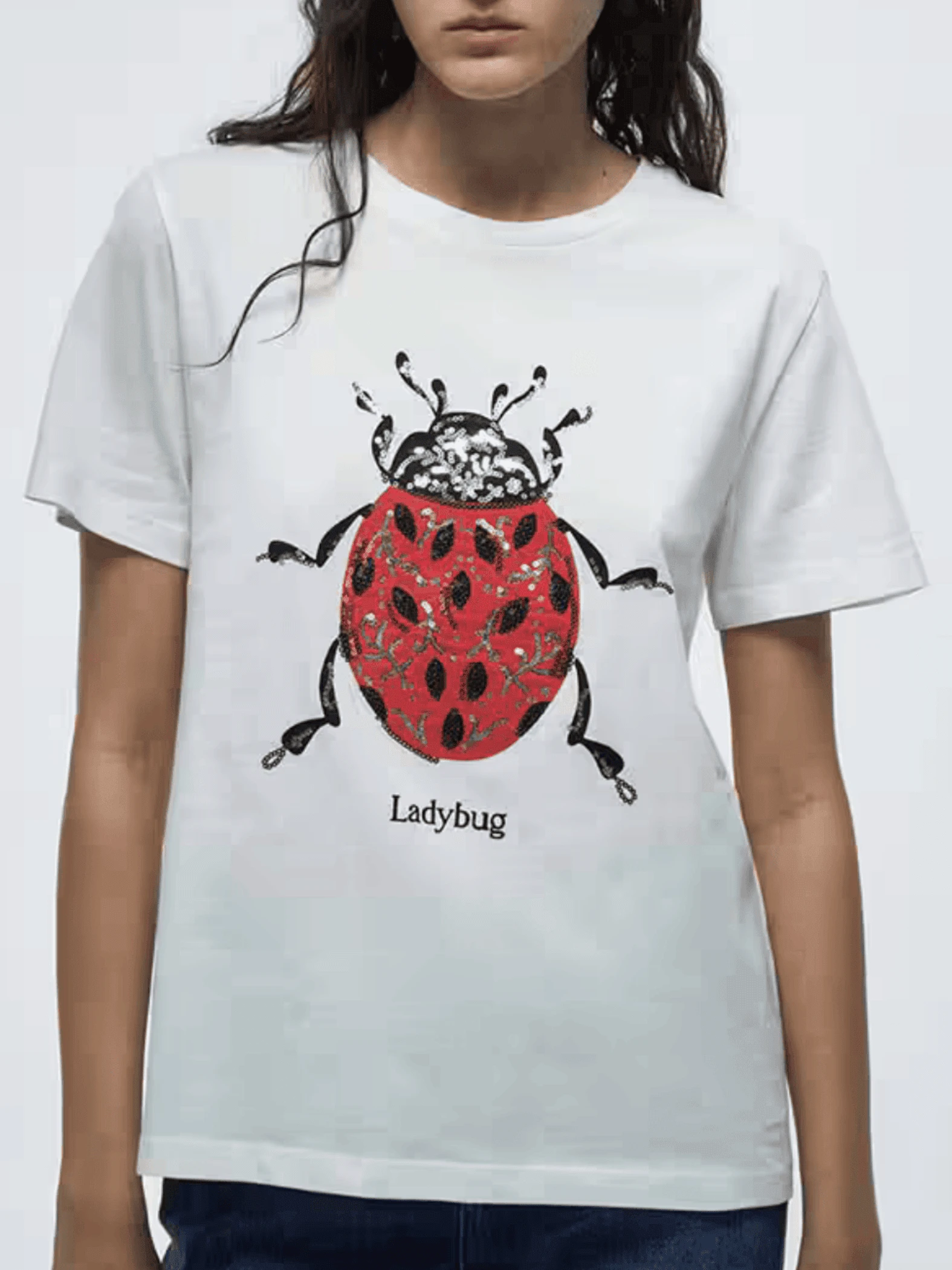 Mariquita roja que simboliza la suerte y la protección natural con brillo elegante camisetas de mujer casual moderna - Blanco - Ver 1