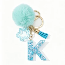 Llavero de letra A-Z con pompones rosa pastel, colgante de bolso y anillo de llaves elegante, accesorio festivo para bolso, regalo imprescindible para el Día de San Valentín/Cumpleaños/Año Nuevo - Turquesa - Ver 25