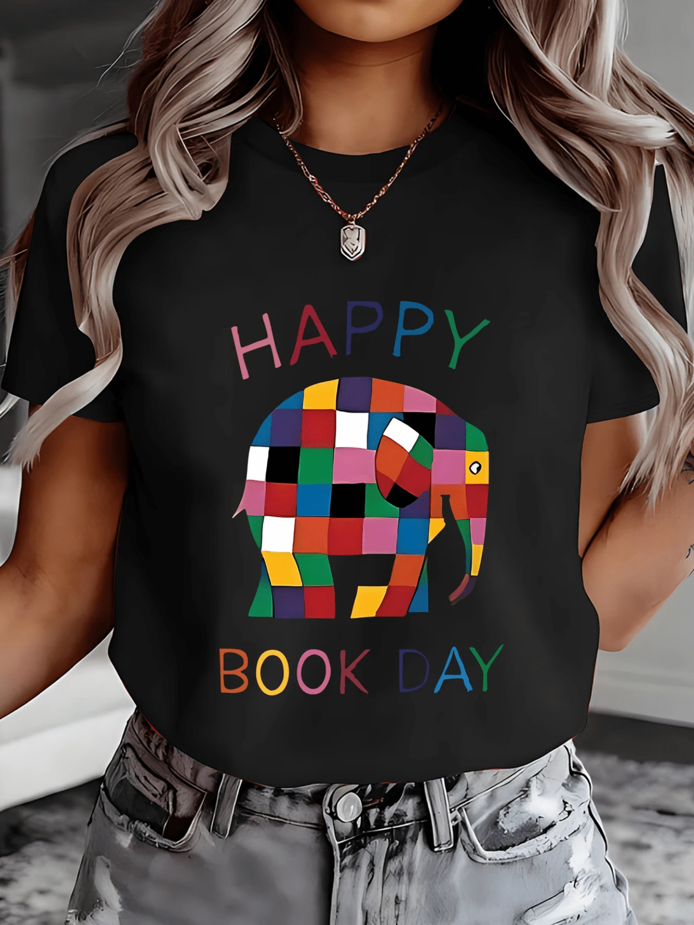 Elefante formado por cuadros multicolor que celebra la alegría y la lectura con texto Happy Book Day camiseta de mujer casual moderna - Negro - Ver 1
