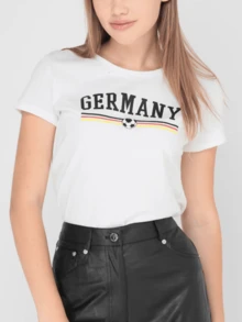 Texto que muestra orgullo por Alemania con balón y líneas tricolor que evocan pasión y energía deportiva camiseta de mujer casual moderna - Blanco - Ver 8
