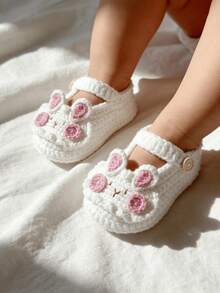 1 par de botas de ganchillo para bebé, diseño de conejo blanco con detalles en rosa, zapatos para bebé - Blanco - Ver 5