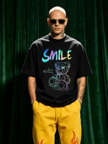 Camisa de manga corta de cuello redondo suave y casual de verano para hombre, con estampado gráfico de oso sonriente holográfico para uso diario. - Negro - Ver 3