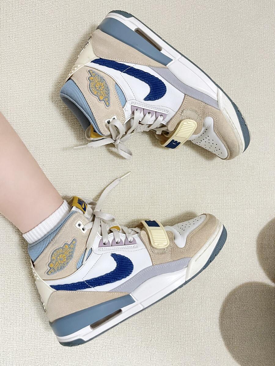 Nike Sepatu Basket High-Top Jordan Legacy 312 3-in-1 dengan Bantalan Velcro, Kenyamanan Retro Rebound, Ukuran GS Unisex - Putih/Krem/Biru - View 1