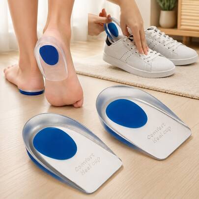 2 miếng đệm gót chân bằng silicone, mềm mại và thân thiện với da, hấp thụ sốc và giảm áp lực tuyệt vời, giảm thiểu tác động lên gót chân khi đi bộ và chạy, giảm đau gót chân và khó chịu do gai xương. Thân silicone trong suốt + thiết kế chấm đệm chống trượt màu xanh, chống trượt và không bị xê dịch, vừa vặn với đường cong gót chân, tương thích với hầu hết các loại giày, vô hình và kín đáo