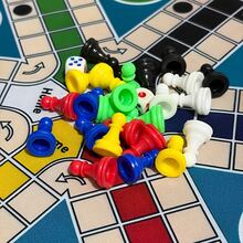 27 pièces Plateau de jeu 6 joueurs Grande taille 34cm/13,39 pouces - Comprend : 1 plateau de jeu rond, 24 dés 6 couleurs, 2 dés. Plateau de jeu de dés classique, convient pour 6 joueurs, avec pièces de jeu 6 couleurs - Soirée de jeu, Noël et Halloween - Échecs internationaux Piste rapide et plateau de jeu 6 joueurs - Plateau de jeu de dés classique avec pièces de jeu - Multicolore - Voir 8