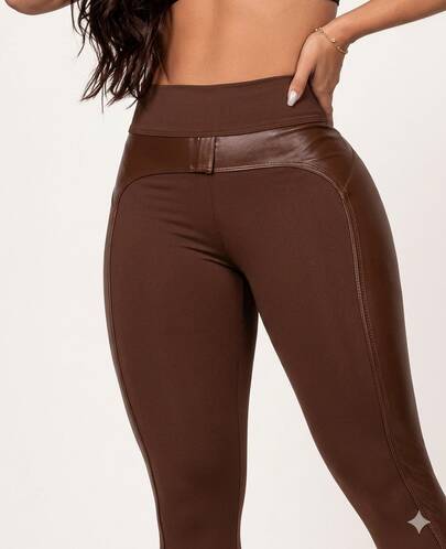 Legging Montaria Modeladora Flanela Com Detalhes Em Couro Fake