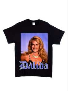 Camiseta negra de corte regular con el retrato y el nombre de Dalida, un ícono clásico de la cultura pop, ideal para uso casual en primavera y verano. - Negro - Ver 1