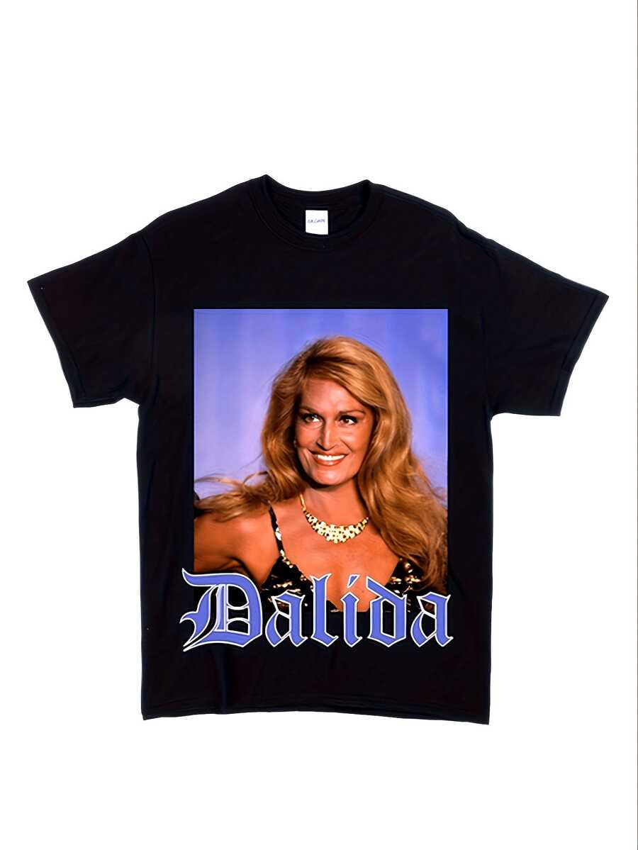 Camiseta negra de corte regular con el retrato y el nombre de Dalida, un ícono clásico de la cultura pop, ideal para uso casual en primavera y verano. - Negro - Ver 1