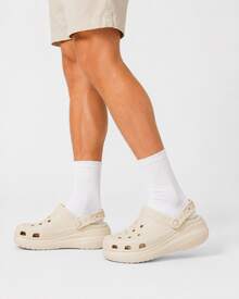 Crocs卡駱馳 Crush Clog 泡芙時尚休閒厚底增高 洞洞鞋 5.2cm 男女同款 米白色 - 米白色 - 查看 10