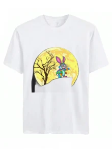 Conejo colorido feliz saltando frente a una gran luna amarilla con árbol desnudo que simboliza energía y optimismo camiseta de hombre - Blanco - Ver 8