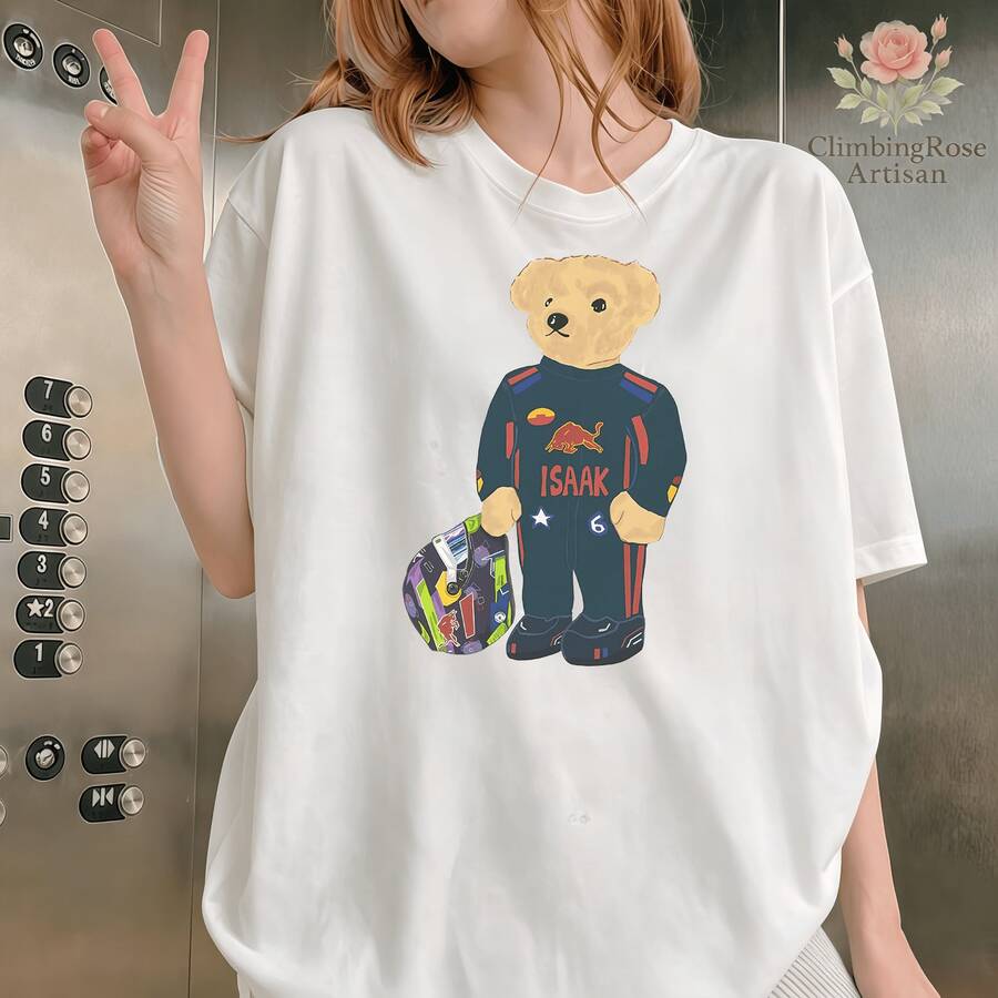 Neuheit 2026: Isaak Red Bull F1 Racing Bär Grafik-T-Shirt für Damen und Herren, Formel-1-Fahrer-Cartoon, Rennanzug, Helm-Print, Oversized-Y2K-Style, lockeres Streetwear-Top - Weiss - Übersicht 1