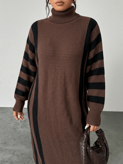 Vestido casual feminino plus size, modelo liso listrado com mangas morcego e gola alta.