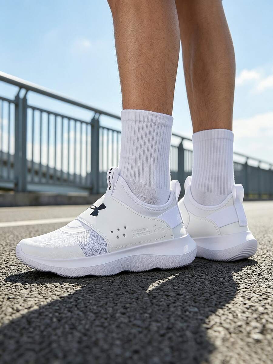 Under Armour Zapatillas deportivas ligeras y cómodas UA Runplay para hombre, adecuadas para uso diario, deportes casuales, running en carretera, entrenamiento físico. Se recomienda pedir 0.5-1 talla talla grande grande. 3024870-106 - Blanco - Ver 1